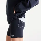 Campera deportiva New Balance modelo Fast Days, color negro, con cuello alto, cierre frontal completo y puños elásticos.