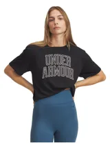 Remera deportiva Under Armour de manga corta, color negro, con ajuste holgado, hombros caídos y cuello acanalado. Presenta un estampado frontal con la inscripción "UNDER ARMOUR" en estilo universitario blanco.