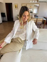 Blazer blanco de lino con solapas y cierre con un botón.