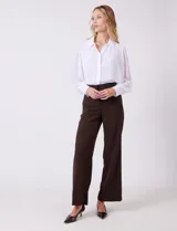 Pantalon wide leg de gabardina elastizada, con pretina con pasadores, cierre frontal con botón y broche, y bolsillos simulados tanto en la parte delantera como en la trasera.