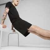 Short deportivo Puma negro con cintura elástica y logo estampado en blanco en la pierna derecha.