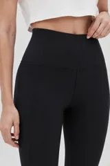 Calza biker corta negra de tiro alto, confeccionada en poliéster con diseño ajustado al cuerpo y largo a la rodilla.