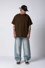 Jean de corte baggy con diseño amplio y holgado, confeccionado en denim de lavado claro con efecto desgastado en las piernas.