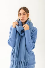 Bufanda de tejido de punto suave y esponjoso, con diseño de flecos en los extremos.