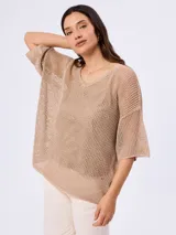 Remeron de lurex de diseño amplio, con cuello en V, mangas cortas holgadas y tejido abierto.