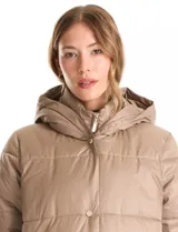 Campera puffer larga de color marrón oscuro, con diseño capitoneado de costuras horizontales. Presenta un sistema de cierre doble con pechera interna fija con cierre y cuello alto, y cierre frontal exterior con botones a presión. Incluye bolsillos frontales amplios, capucha fija y cierres laterales en el ruedo para mayor movilidad.
