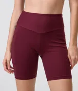 Bermuda deportiva de poliamida color celeste, de tiro alto con cintura ancha y ajuste ceñido al cuerpo.