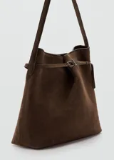 Bolso tipo shopper de cuero vacuno en color marrón oscuro, con diseño estructurado, cierre superior con solapa y hebilla metálica, y correas de hombro integradas.