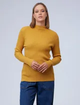 Buzo azul de tejido de punto con textura acanalada, cuello alto y mangas largas.