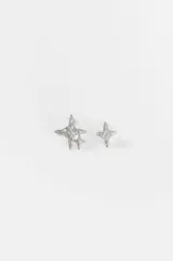 Caravanas asimétricas de cobre plateado con diseño de estrellas de cuatro puntas de estilo orgánico y abultado.