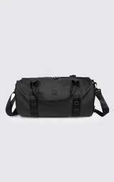 Bolso deportivo tipo duffel color negro, confeccionado en tela tracker impermeable de alta resistencia. Cuenta con compartimento lateral independiente para calzado o ropa húmeda, manijas de mano reforzadas y correa regulable extraíble. Incluye bolsillo frontal con cierre y detalles de cintas con logo grabado.