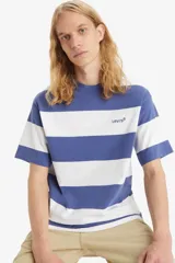 Remera de manga corta Levi's con diseño de rayas horizontales anchas en color azul y blanco. Presenta cuello redondo y el logo de la marca bordado en pequeño en el lado izquierdo del pecho.