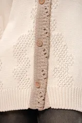 Saco color crudo de algodón con detalles hechos a mano y botones de madera.