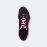 Championes Skechers modelo Viper Court Pro, color negro con suela fucsia y detalles estampados en la parte inferior. Cuentan con sistema Arch Fit y suela Goodyear.