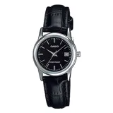 Reloj de pulsera Casio con caja de acero inoxidable plateado y esfera negra. Presenta manecillas e índices plateados, visor de fecha y correa de cuero negro con textura grabada.