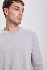 Remera básica de manga larga blanca, cuello redondo y corte clásico.