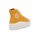 Zapatillas de lona negras con plataforma blanca y cordones blancos.