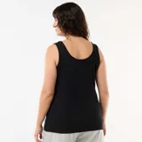 Musculosa de canalé color negro, con escote redondo y diseño ajustado.