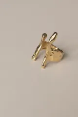 Anillo plateado con diseño abstracto y abierto, realizado en alpaca.