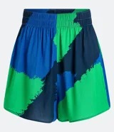 Short de playa confeccionado en viscosa, con cintura elástica fruncida y diseño de estampado abstracto en tonos azul, verde y azul marino.