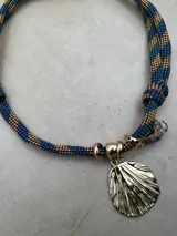 Gargantilla con cordón doble en tonos naranja y gris, con dije de concha dorada y dije de caracol blanco.