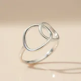Anillo de plata 925 con dos aros entrelazados.
