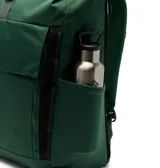 Mochila Columbia de 27 litros con diseño roll-top, confeccionada en tejido resistente al agua con revestimiento de PU. Cuenta con respaldo de malla transpirable, tirantes acolchados ergonómicos, funda interna para portátil de 15 pulgadas, bolsillos laterales para botellas y bolsillo frontal con cierre.