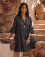 Vestido midi gris oscuro de lino, con cuello mao, escote en V con botones frontales, mangas tres cuartos con volados y diseño escalonado con volado en el ruedo.