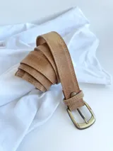 Cinto de cuero color camel con hebilla metálica dorada.