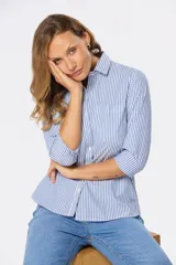 Camisa de manga larga con cuello clásico y corte recto, a rayas verticales rosas y blancas.