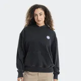 Canguro negro con efecto lavado, capucha, bolsillo frontal tipo canguro y pequeño logo de sol en color lila en el pecho.
