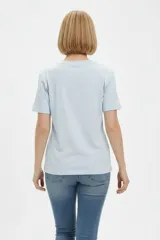 Remera blanca de manga corta con cuello redondo y estampado frontal de inspiración veraniega con motivos italianos, limones y la leyenda Italia Amalfi Capri.