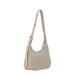 Cartera tipo hobo o media luna de cuero sintético negro, con textura granulada. Posee una correa ajustable para llevar al hombro o cruzada.