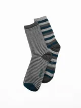 Pack de dos pares de medias de caña media con diseño a rayas. Un par presenta rayas finas horizontales en gris y negro, mientras que el otro par tiene rayas más anchas en gris y azul oscuro. Ambas incluyen el logo de la marca bordado en el lateral.