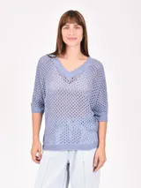 Buzo de punto calado color azul, con escote en V y mangas 3/4.