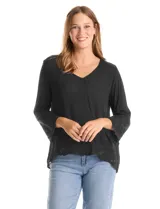 Blusa de rayón color marrón con escote en V, mangas tres cuartos acampanadas y ruedo asimétrico. Presenta detalles de bordado suizo y calados florales en puños y ruedo, con terminación festoneada.