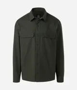 Camisa manga larga de sarga en color verde militar, con cuello inglés, cierre frontal de botones negros y dos bolsillos con solapa en el pecho.