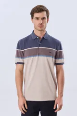 Remera polo de manga corta con diseño de franjas horizontales en tonos azul, beige, marrón y celeste. Cuenta con cuello camisero, cierre frontal de dos botones y pequeño logo bordado en el pecho.