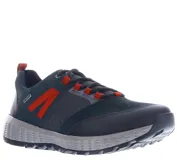 Zapatos Freeway de estilo outdoor urbano, confeccionados en una combinación de cuero, material sintético y textil. Presentan un diseño en tonos azul oscuro con detalles en naranja vibrante, cordones al tono y una suela robusta con textura geométrica para mayor tracción.
