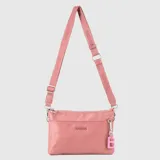 Cartera tipo bandolera de tamaño pequeño, color rosado, con diseño minimalista y cierre superior. Incluye una correa ajustable con el logo de la marca estampado y un dije colgante con la letra B.