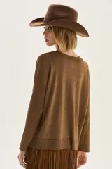 Sweater de punto con escote en V y manga larga, confeccionado en viscosa con hilos de lurex que le brindan un acabado brillante y un calce cómodo.