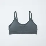 Pack de dos tops de canalé, uno en color verde menta y otro en gris oscuro, con tirantes finos y banda elástica en la base.