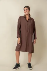 Túnica marrón de viscosa texturizada con cierre de botones, bolsillos laterales y detalle de rayas verticales en los bolsillos.