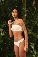 Conjunto de bikini negro con corpiño asimétrico de un solo hombro y bombacha clásica.