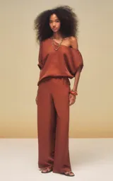 Pantalon de vestir de saten color marron, corte ancho, con cintura elastizada y cordón ajustable.