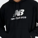 Canguro negro de hombre con capucha, cordones ajustables, bolsillo tipo canguro y logo de New Balance estampado en blanco en el pecho.