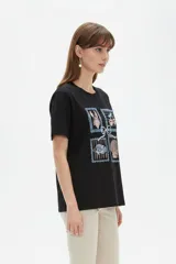 Remera marrón de manga corta y cuello redondo, de corte holgado, con estampado frontal alusivo a frutos del mar y texto "fruits de mer".