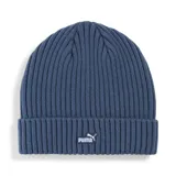 Gorro tipo beanie de punto acanalado en color azul, con diseño de corona media y parche bordado con el logo de Puma en el frente.