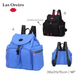 Mochila negra con detalles en rojo, con cierre de cordón ajustable y tapa con broche. Tiene un aplique de labios rojos en la tapa y bolsillos laterales con cierre. Las asas son negras con letras blancas.