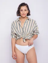 Bombacha de bikini blanca de corte clásico.
